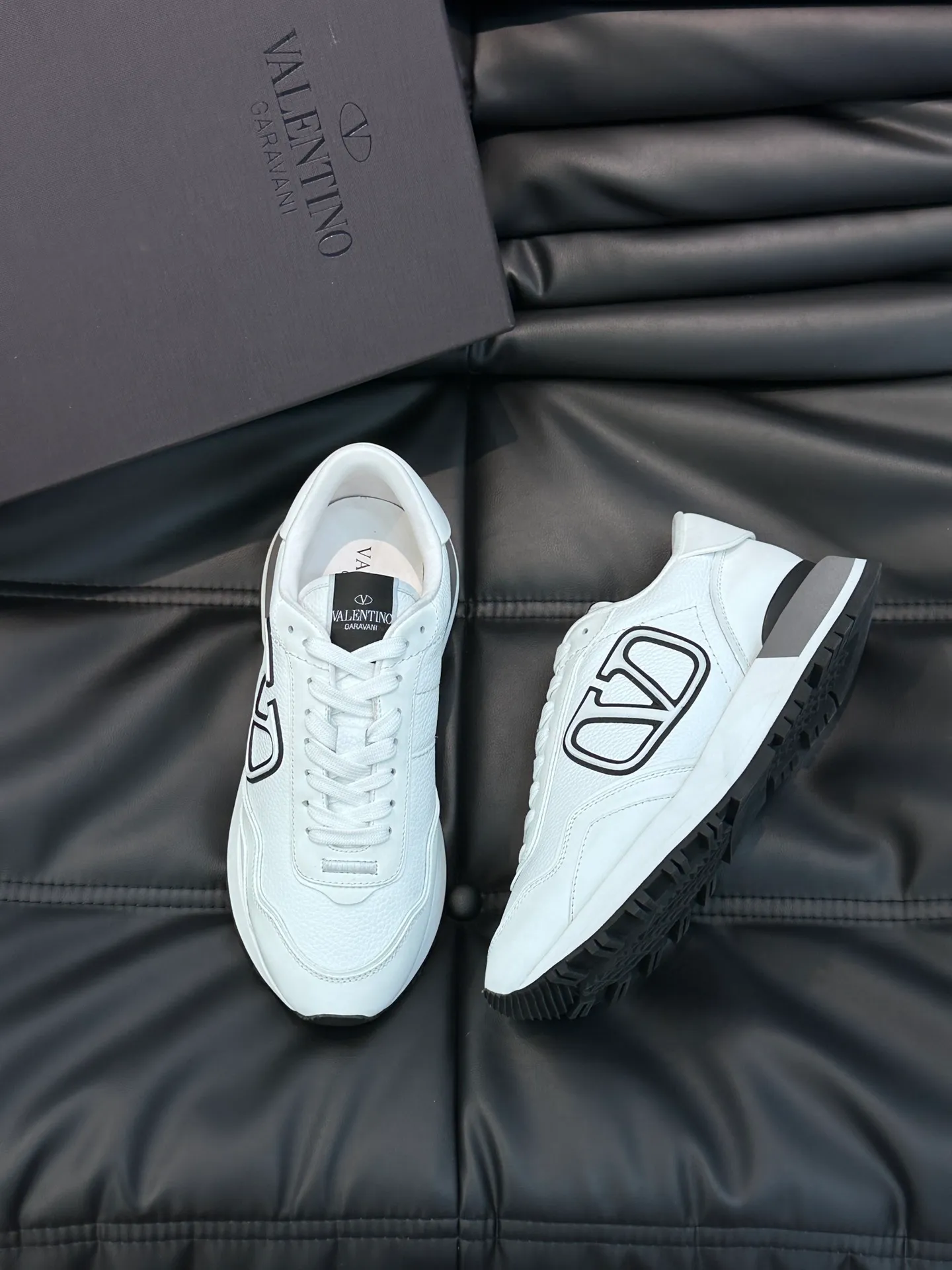 P540💰 Product trademark: VALENTINO "Valentino" Regular size: 38-44 [45 customized] Product material: Warren men's casual sports shoes, made of imported first-layer cowhide, with brand emblem on the tongue, rivet rubber outsole, non-slip, wear-resistant and shock-absorbing, cowhide lining foot pads, comfortable and breathable, with original box packaging equation bag!